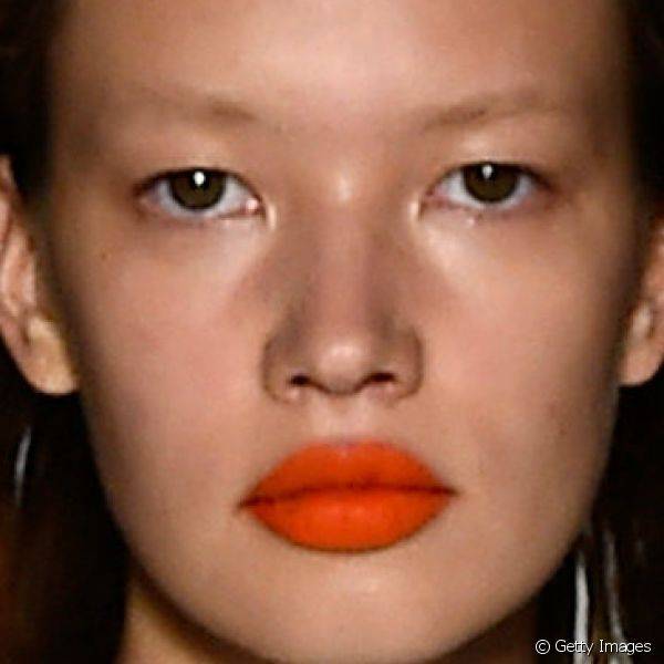 O destaque da beleza de Richard Chai ficou para os lábios, coloridos com um vibrante batom laranja de acabamento matte